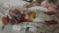 بريطانيا: طفلة “معجزة” تحتفل بعامها الأول بعد توقف قلبها 22 دقيقة