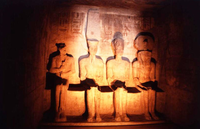 الشمس تتعامد على تمثال رمسيس الثاني بمعبد أبو سمبل