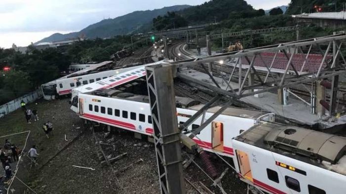 17 قتيلا بانحراف قطار من مساره في تايوان