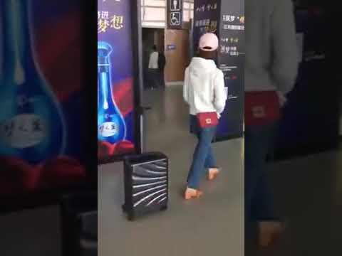 فيديو حقيبة سفر ذكية تلحق بصاحبتها في أحد مطارات اليابان