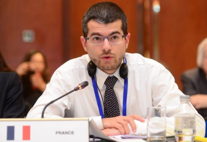 السفير الفرنسي: أشعر بـ «حزن شديد»
