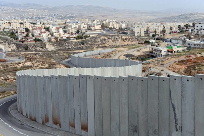 الجيش الاسرائيلي يوقف بناء الجدار الفاصل مع لبنان