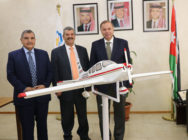 “عمان العربية” تتسلم مجسم طائرة من اكاديمية الطيران الملكية الاردنية