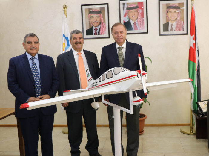 "عمان العربية" تتسلم مجسم طائرة من اكاديمية الطيران الملكية الاردنية
