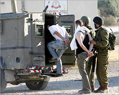 الاحتلال يعتقل 39 فلسطينيا بالضفة الغربية