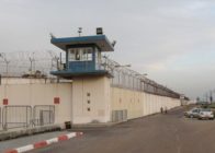 الاحتلال يواصل اغلاق أقسام الأسرى الفلسطينيين في معتقل “عوفر”