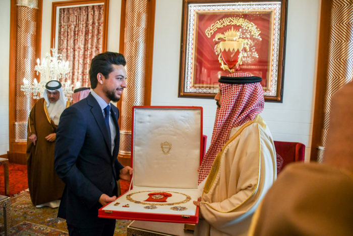 ولي العهد يلتقي ملك مملكة البحرين ويتسلم وسام النهضة للملك حمد من الدرجة الممتازة