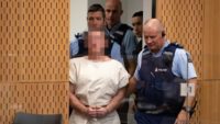 منفذ مجزرة المسجدين في نيوزيلندا يمثل أمام المحكمة بتهمة القتل