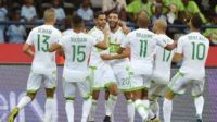 الرئيس الجزائري يمنح لاعبي المنتخب وسام الاستحقاق الوطني