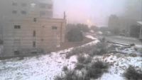مشهد من تساقط الثلوج اليوم في منطقة مرج الحمام جنوب غرب العاصمة عمّان